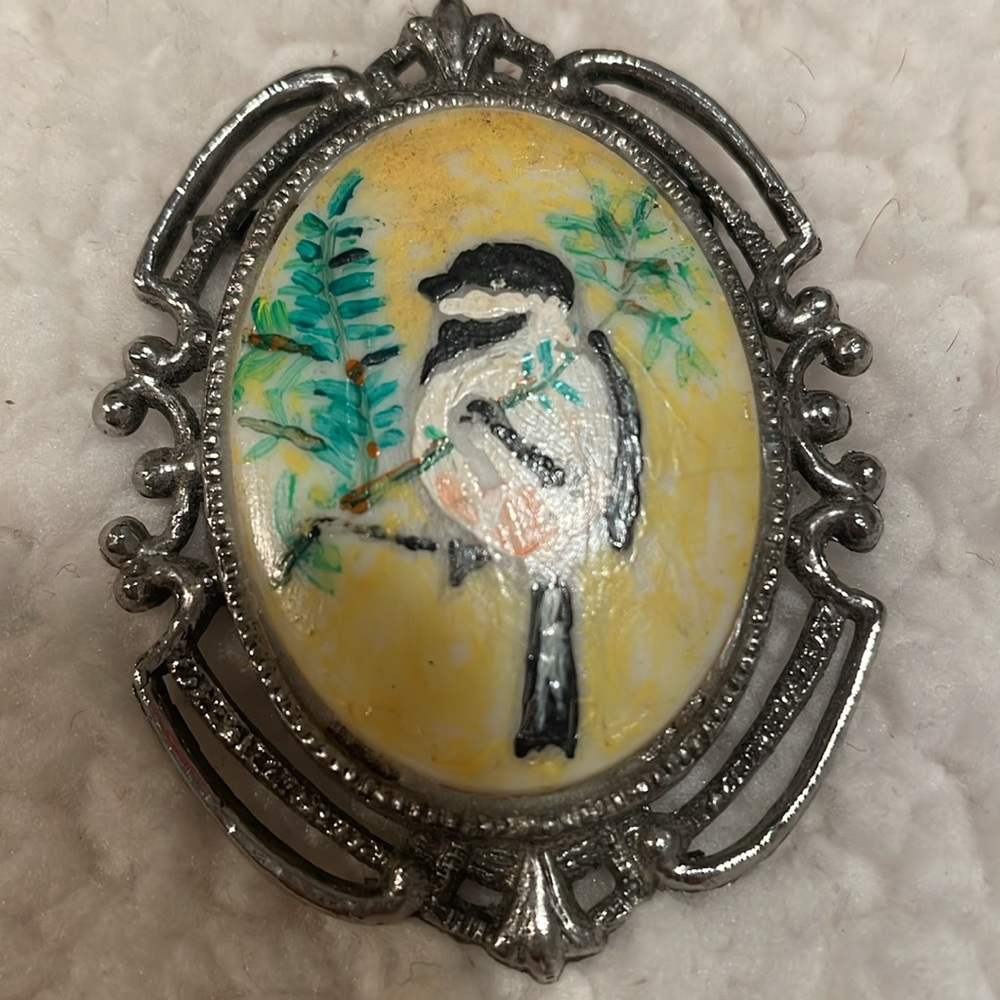 Hand painted brooch - Picture 3 of 3